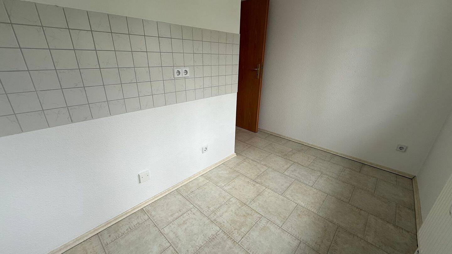 ! Bad mit Dusche + Balkon am Wohnzi. + Stellplatz ! – Chemnitz – Vorschaubild 8