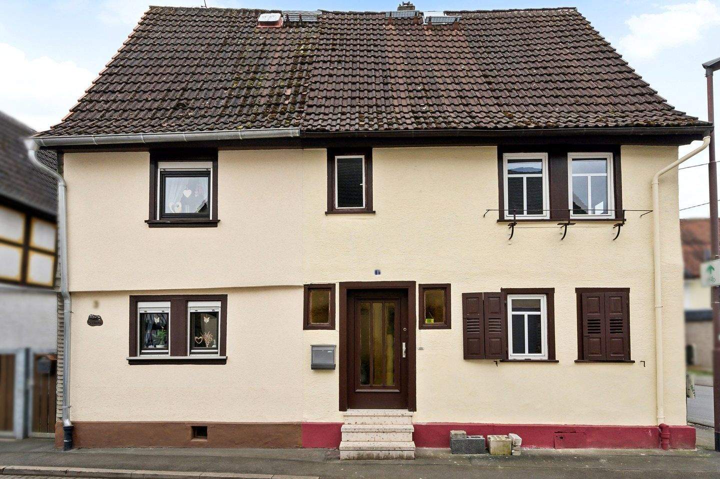 Teilsaniertes Fachwerkhaus + Scheune mit Ausbaupotential mit Baugenehmigung – Florstadt – Bild 1 von 9