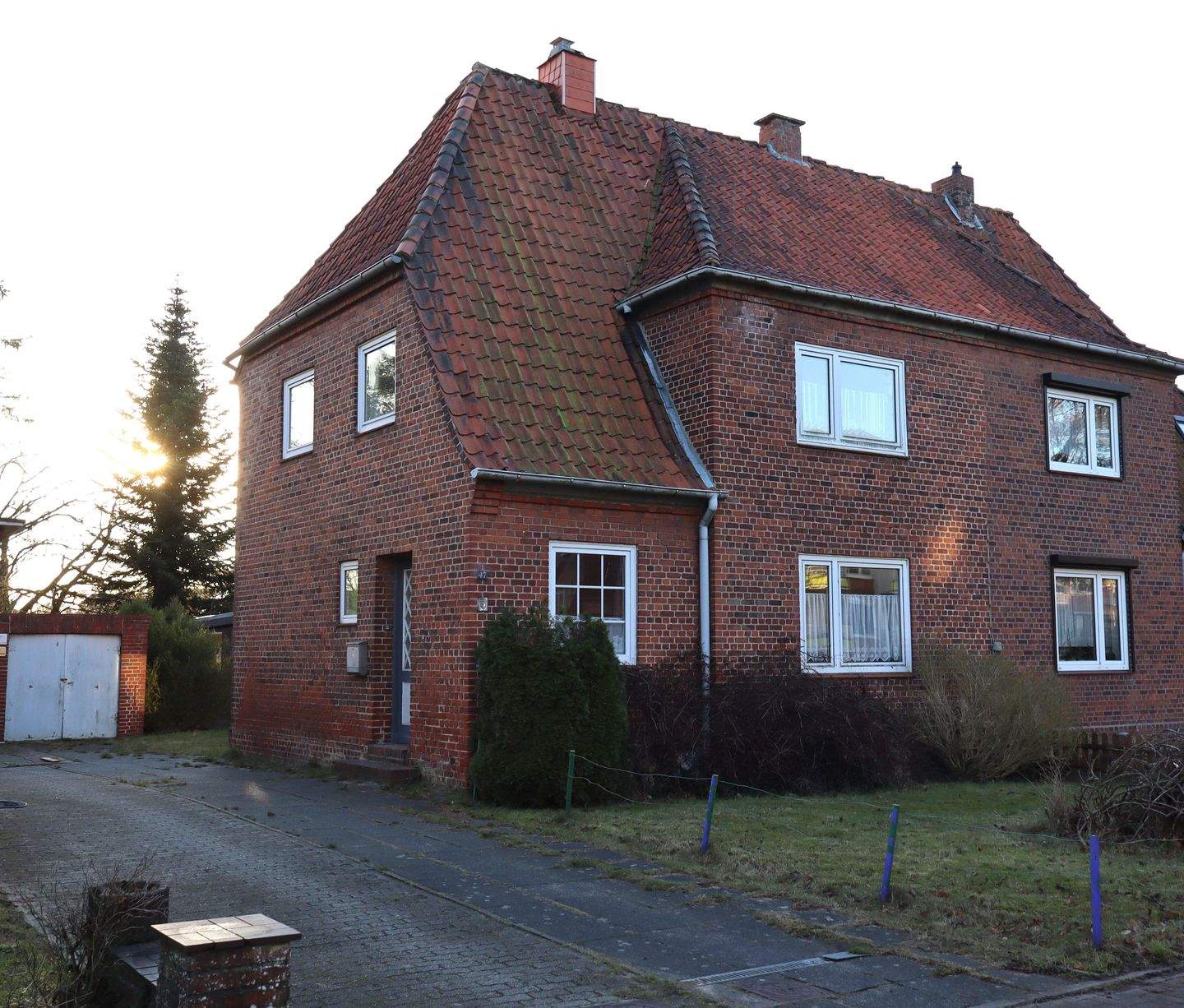 Zwei Wohneinheiten und viel Potential – Rendsburg – Bild 1 von 9