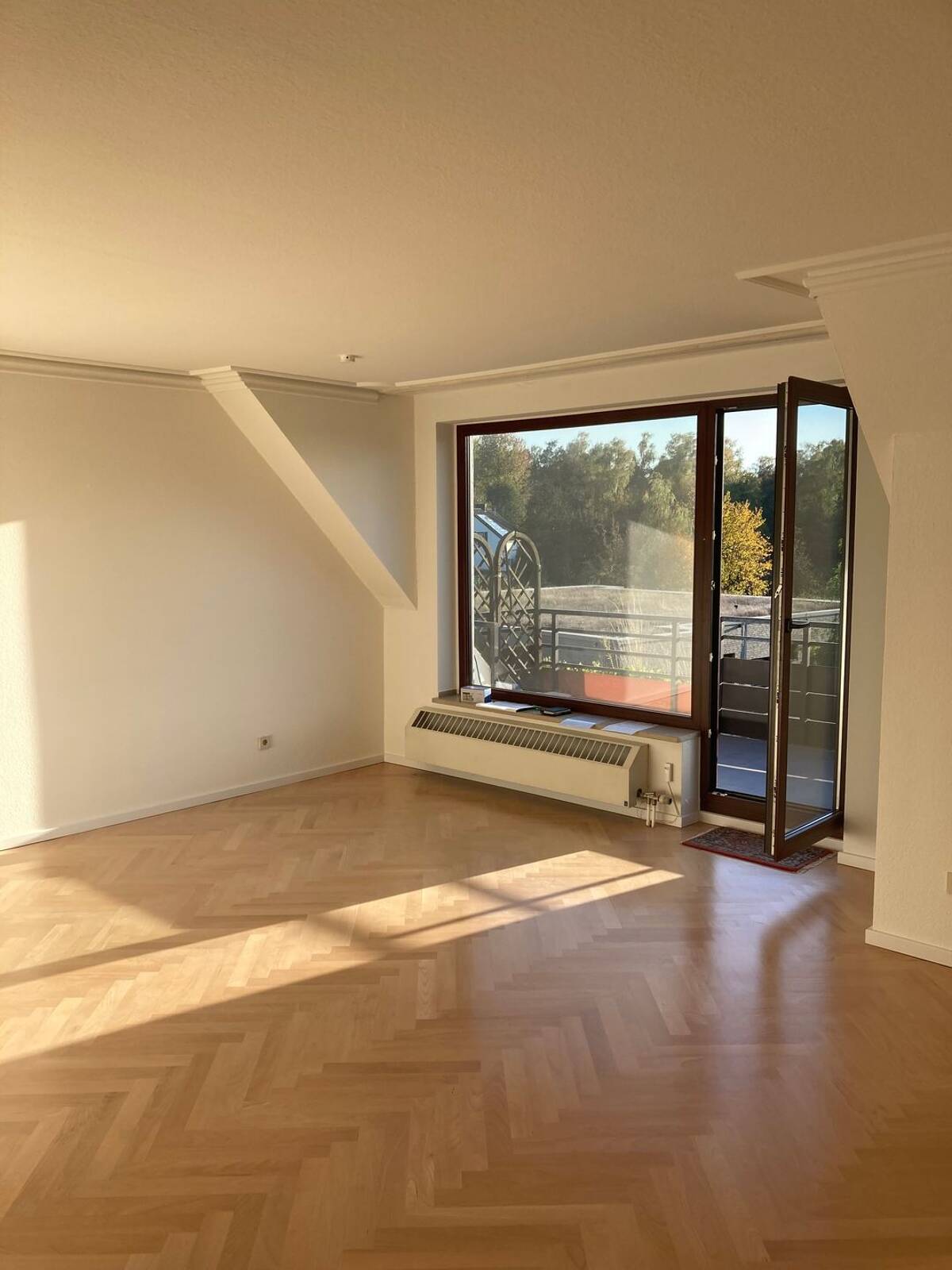 Helle 4 Zi. Dachgeschosswohnung mit Balkon – 45359 Essen – Bild 1 von 9
