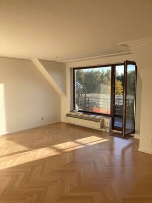 Helle 4 Zi. Dachgeschosswohnung mit Balkon