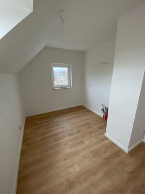Zeitgemäß wohnen in Halle-Seeben – Sanierte Dachgeschosswohnung mit guter Anbindung – 6118 Halle (Saale) – Vorschaubild 8