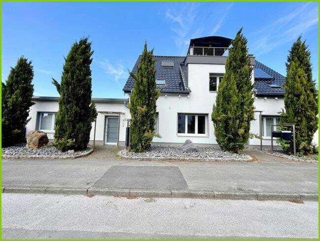 Saniertes Wohn- und Geschäftshaus mit zwei Wohneinheiten, Büroeinheit und großzügigem Grundstück in Ahlen-Vorhelm!