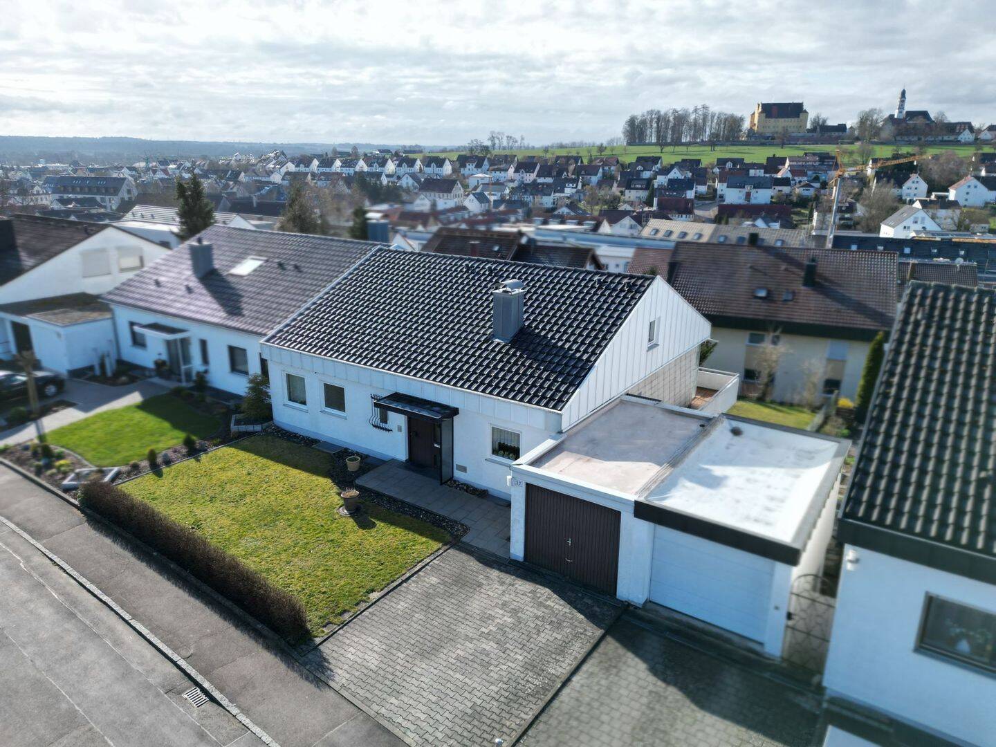 Großzügige Doppelhaushälfte mit Garten, Balkon, Sauna und Fernblick – Erbach – Bild 1 von 9