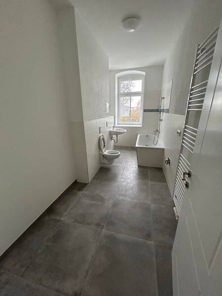Zweitbezug nach San.! Kompakte 3-Zi mit EBK, Laminat, offener Küche und Wanne