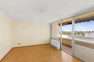Weitblick . Wohnküche . Wintergarten | Geräumige 2-Zi-Balkonwohnung mit TG-Stellplatz