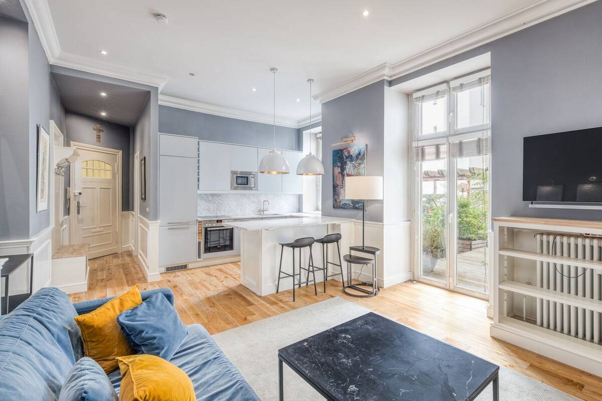 Elegante Altbauwohnung mit offener Designküche & modernem Interieur in ruhiger Hoflage – 14057 Berlin – Bild 1 von 9