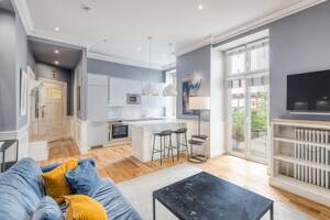 Elegante Altbauwohnung mit offener Designküche & modernem Interieur in ruhiger Hoflage