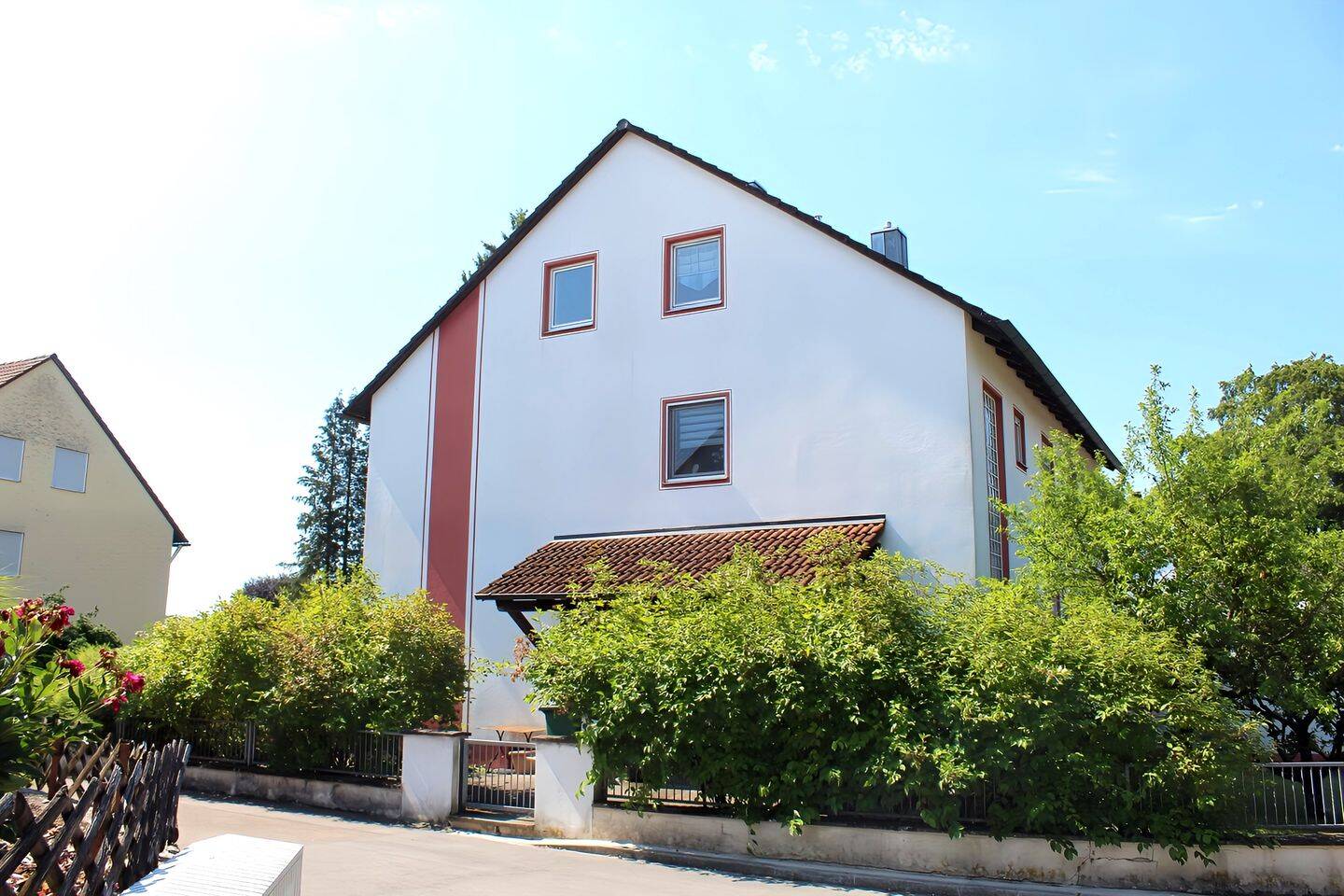 Zweifamilienhaus mit 2 Garagen, Garten & Ausbaupotenzial im Dachgeschoss – Windsbach – Vorschaubild 2