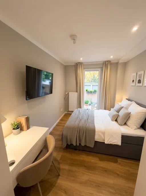 Erstbezug! Möbliertes Zimmer mit eigenem Balkon in frisch sanierter 4er-WG