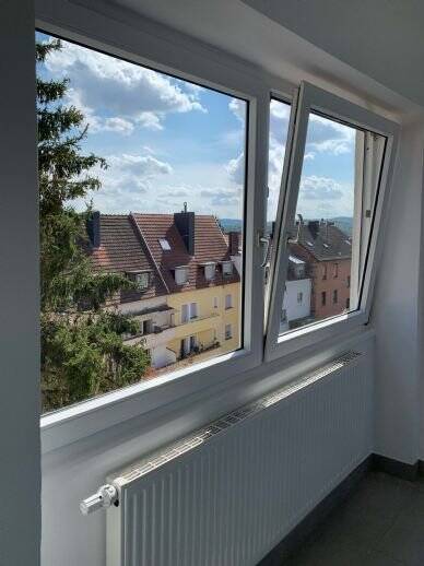 Hell, großzügig und mit Fernblick! 4-Zimmer-Wohnung mit Küche, Bad und Loggia in unmittelbarer Nähe zum Cottbusser Platz – Saarbrücken – Vorschaubild 8