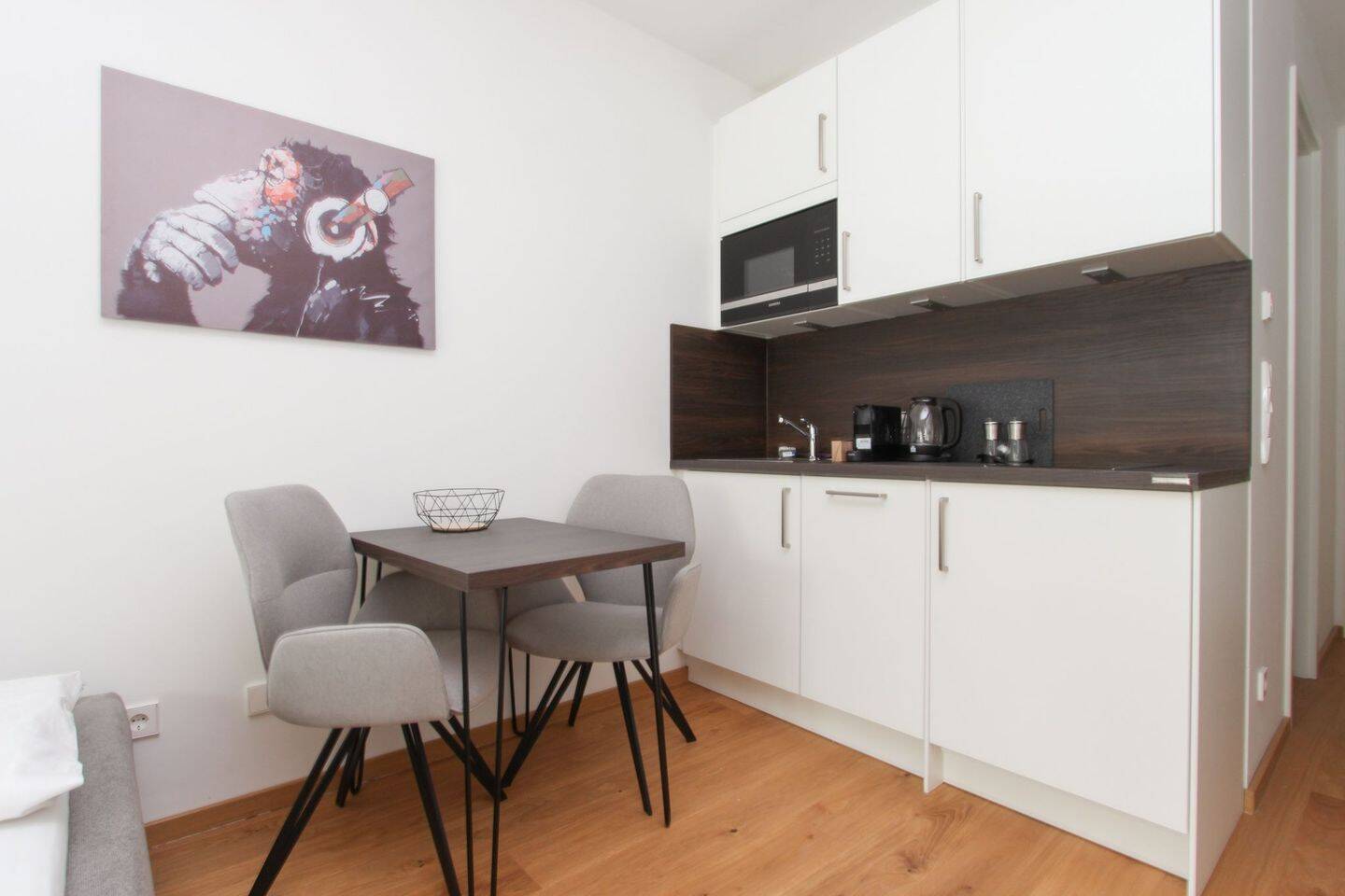 Praktisch möbliertes 1-Zimmer-Apartment mit Loggia – München – Bild 1 von 6