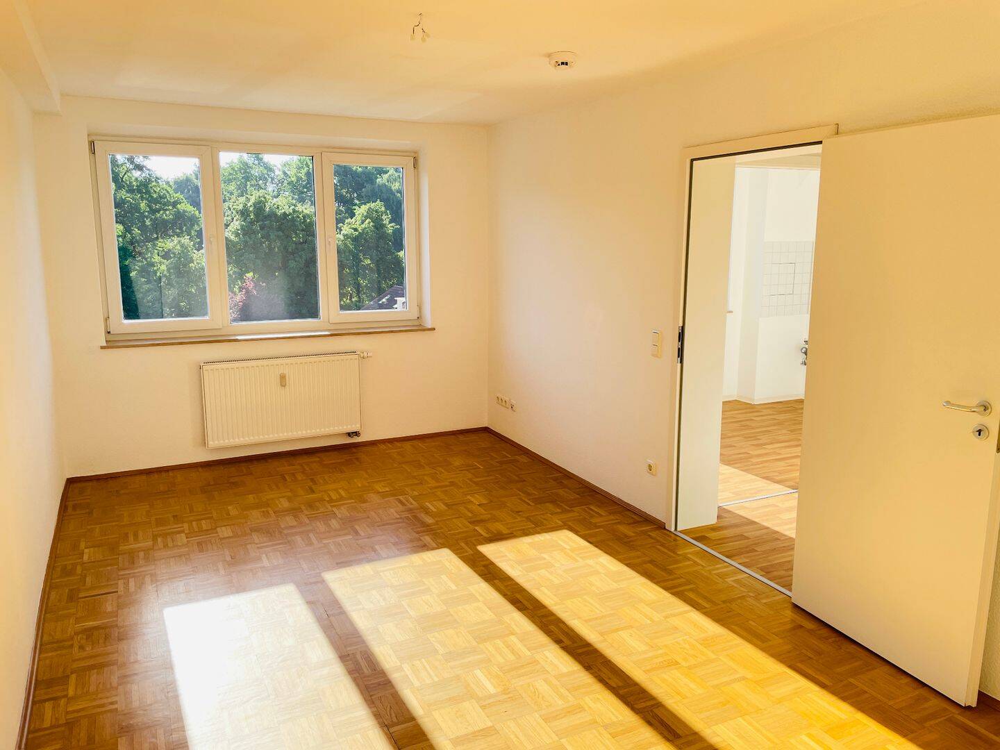 Helle 3-Zimmer-Wohnung mit Balkon nahe Dutzendteich und Luitpoldhain – Nürnberg – Vorschaubild 4