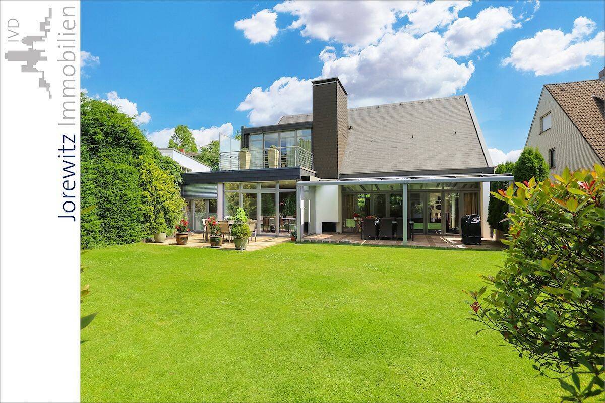 Bi-West zwischen Schloßhof und Uni: Stilvolles und saniertes Einfamilienhaus mit Doppelcarport und Garage – 33615 Bielefeld – Bild 1 von 9