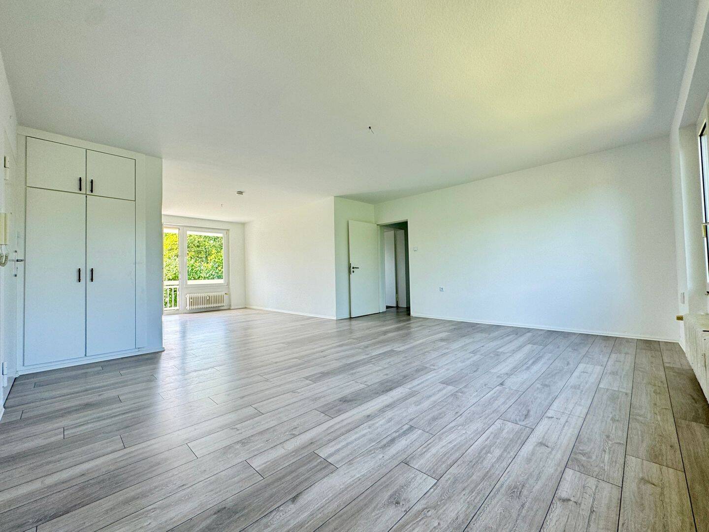 GROßZÜGIGE, HELLE 4-ZIMMER-WOHNUNG IM MODERNISIERTEN WOHNAUS IN FAMILIENFREUNDLICHER WOHNLAGE – München – Vorschaubild 4