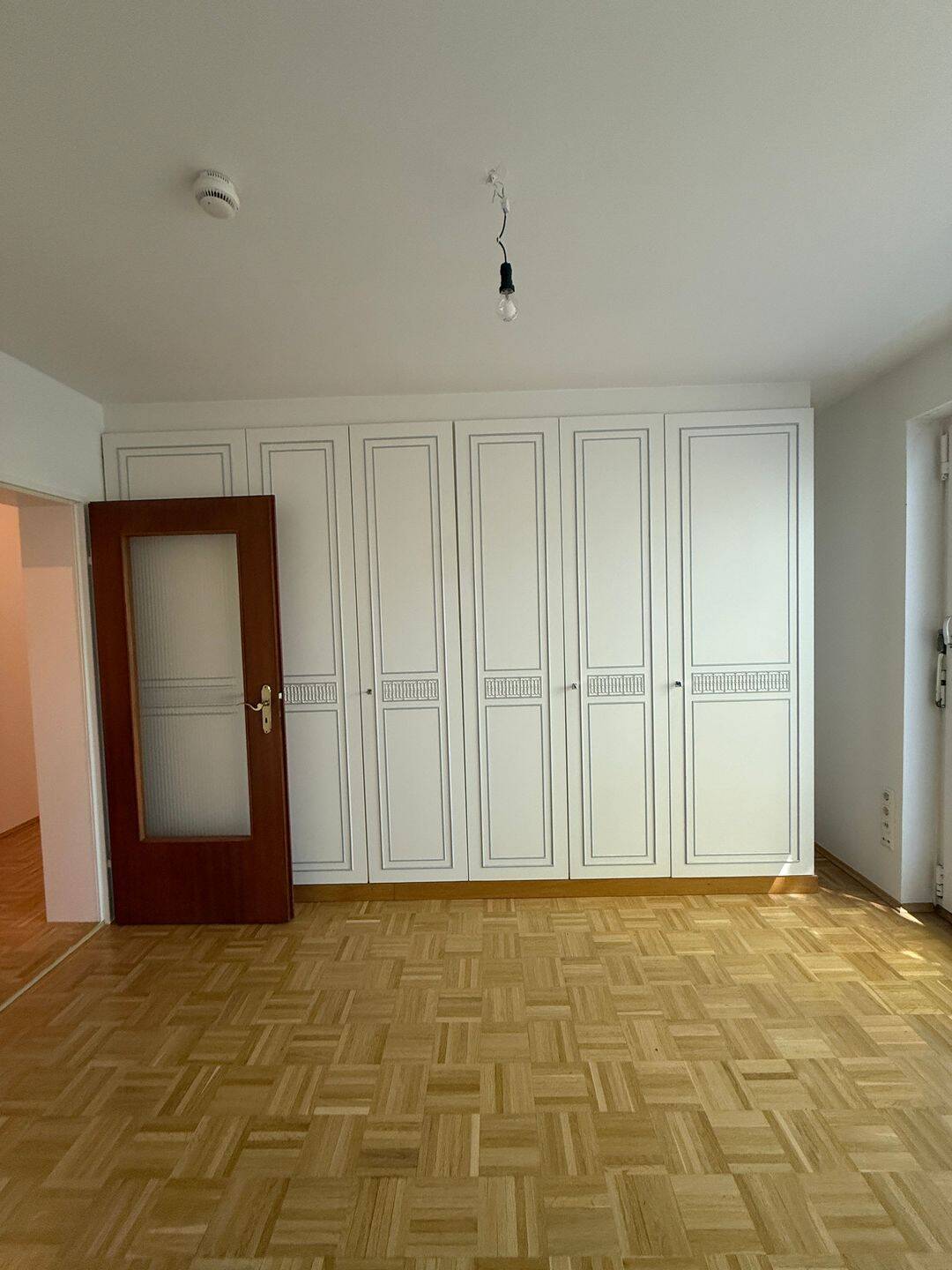 Helle 3-Zimmer-Wohnung im 1. OG mit Balkon ins Grüne – München – Vorschaubild 3