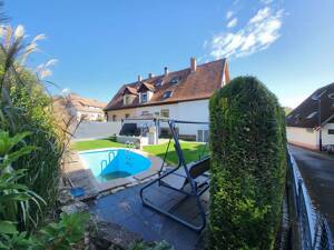 Sonnige 4-Zi.-EG-WHG mit 244 m² Garten, Pool und & sehr großem ebenerdigem Keller – 79112 Freiburg im Breisgau – Vorschaubild 2