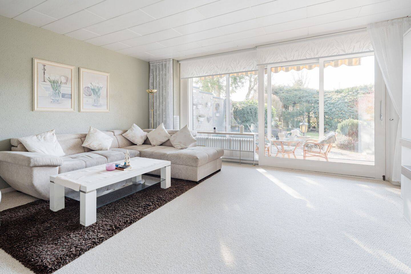 Attraktiver Reihenbungalow mit Vollkeller, Wintergarten, Kamin, Einzelgarage und viel Komfort