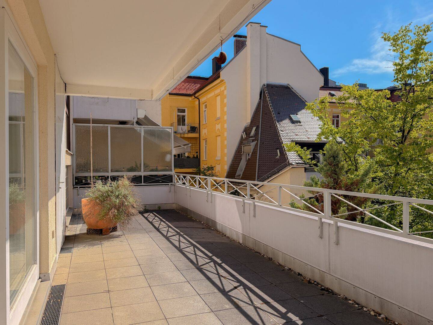 Großzügige 3-Zimmer-Wohnung mit Sonnenterrasse in begehrter Lage der Maxvorstadt mit TG-Stellplatz