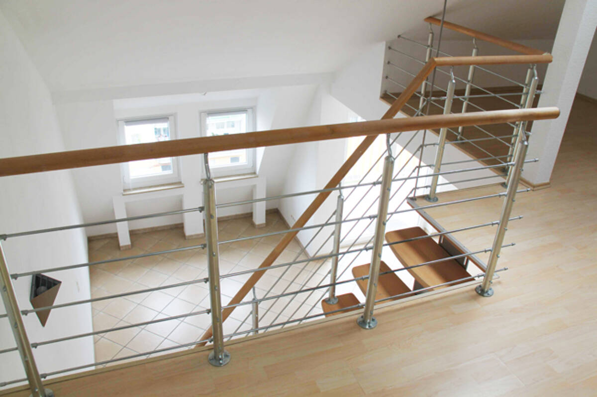 Fürth: Schöne 2 Zimmer-ETW mit Galerie, Balkon und 2 vollwertigen PKW-Stellplätzen – 90763 Fürth – Bild 1 von 9