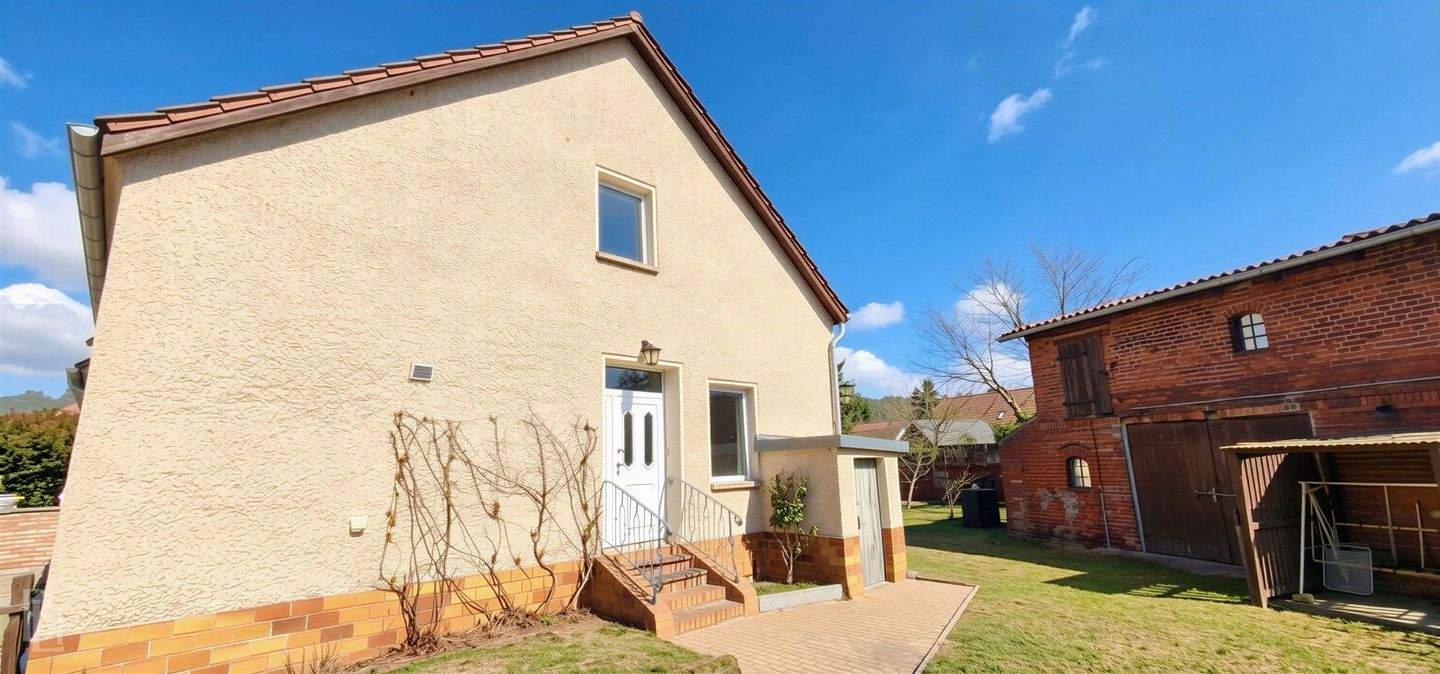 Ländlicher Charme: Einfamilienhaus mit wunderschönem Garten und Scheune – Schönwalde-Glien – Bild 1 von 6