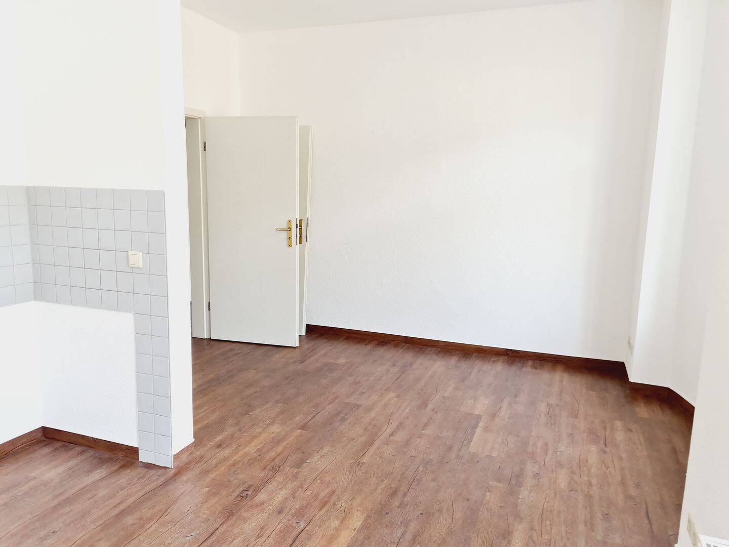 Frei ab 1.7.26 - 3.OG zzgl. 30,- € EBK*** / Badewanne u.v.m. ! – Chemnitz – Vorschaubild 3