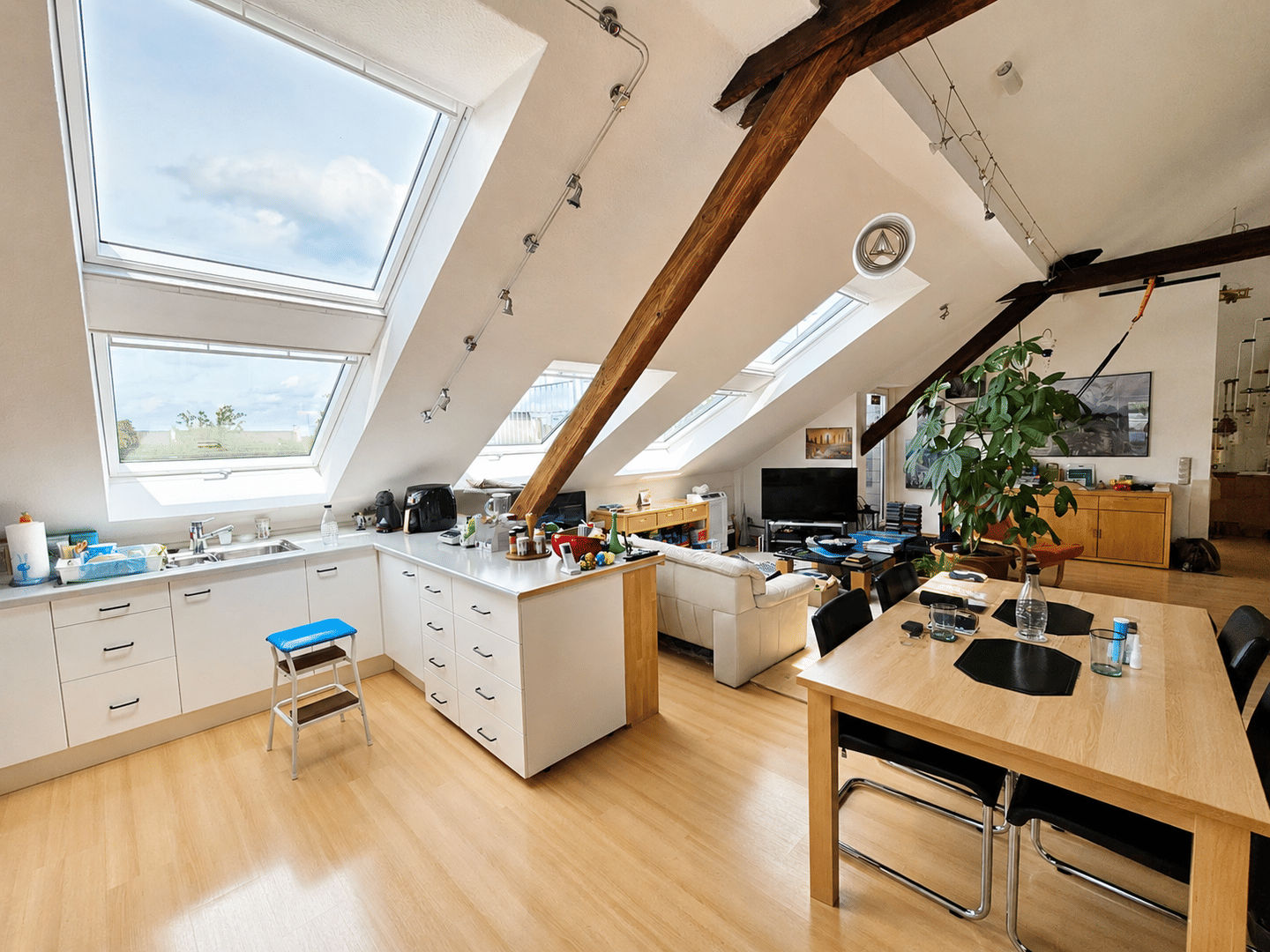 Loftartiges Wohnen mit Empore & Dachterrasse - 142 QM mit Stellplatz in ruhiger Innenstadtlage