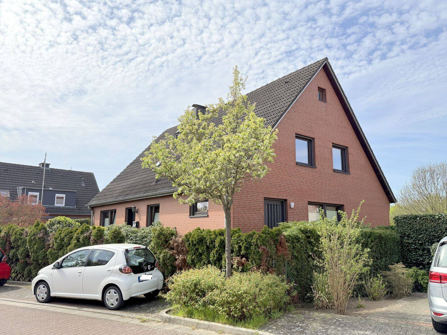 Hervorragende grüne & ruhige und dennoch zentrale Lage! Freistehendes Einfamilienhaus mit Einliegerwohnung und herrlich großem Grundstück! – Neuss – Bild 1 von 9