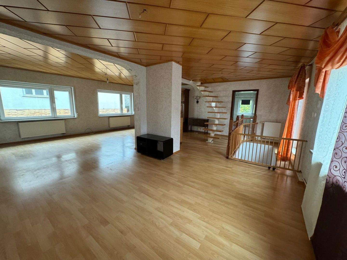 REDUZIERT Geräumiges, preiswertes 5-Raum-Einfamilienhaus in Stein-Bockenheim – Stein-Bockenheim – Bild 1 von 9