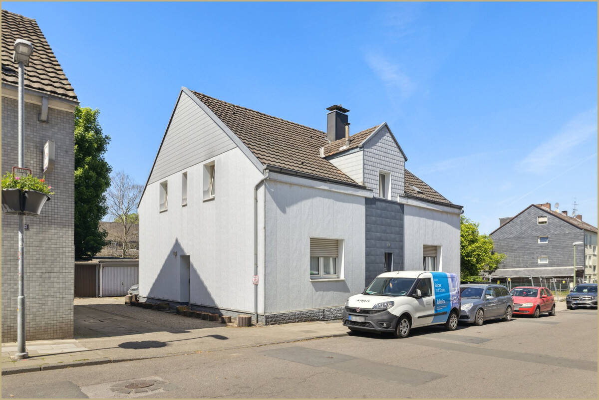 Viel Platz für Ihre Ideen - Zweifamilienhaus mit Charakter und 5 Garagen in Essen