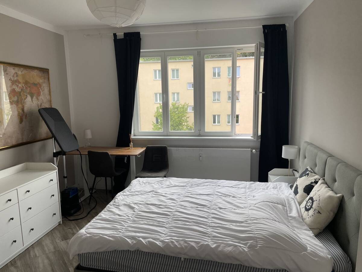Stilvoll kernsanierte Altbauwohnung mit Südwest-Balkon ins Grüne (bezugsfrei ab November) – 12169 Berlin – Bild 1 von 6