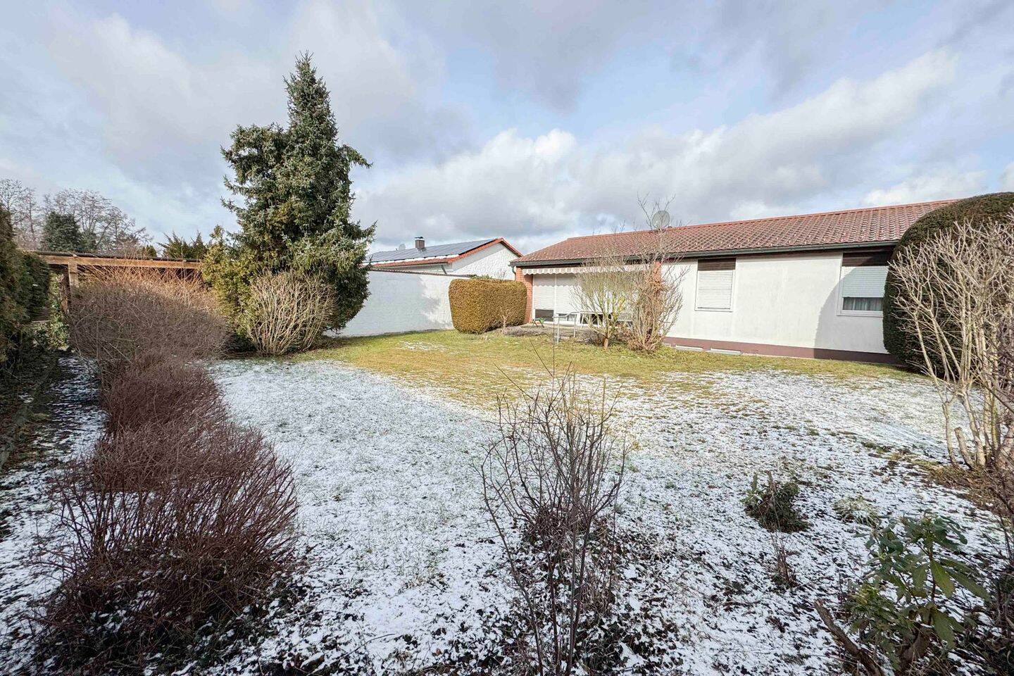 Wohnen auf einer Ebene - gepflegtes EFH mit Garten & sofort bezugsfrei! – Pyrbaum – Bild 1 von 9