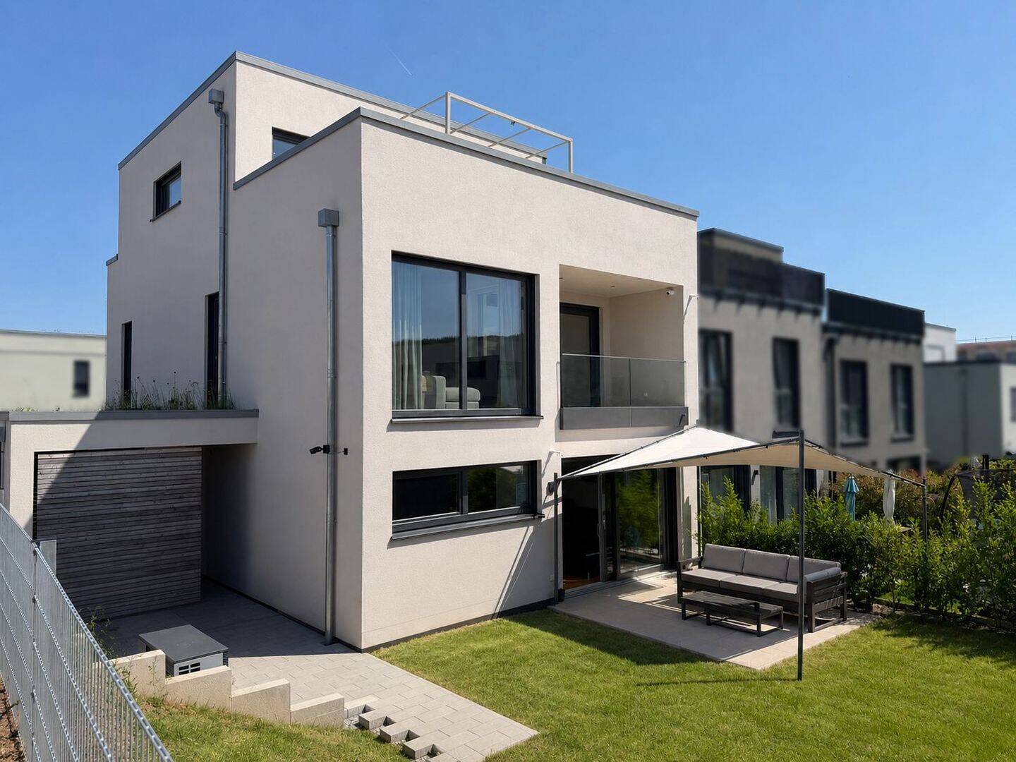 Modernes Zweifamilienreihenendhaus mit Dachterrasse & Garten