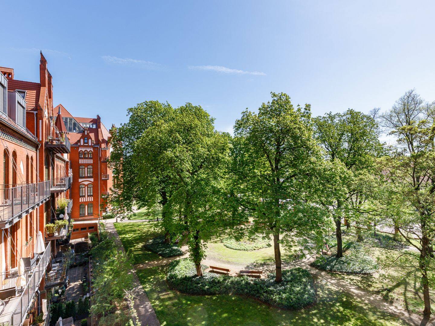 Joli Coeur- Helle Altbauwohnung mit moderner Ausstattung & Stellplatz in ruhigem Denkmal-Ensemble – Berlin – Vorschaubild 3