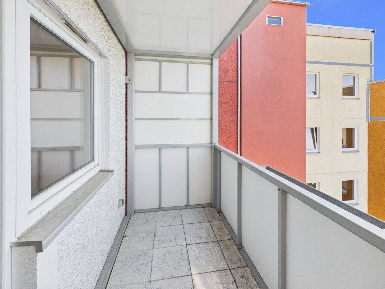 Top saniert mit großem Balkon und super Weitblick! ** Aufzug ** – Chemnitz – Vorschaubild 4