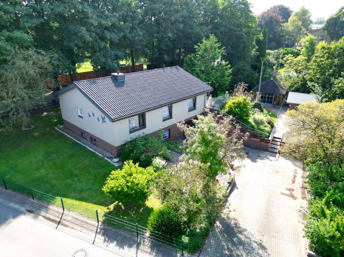 Viel Platz und Potenzial: Haus mit Terrasse, Vollkeller, Tiefgarage und einem schönen Grundstück – Dellstedt – Bild 1 von 9