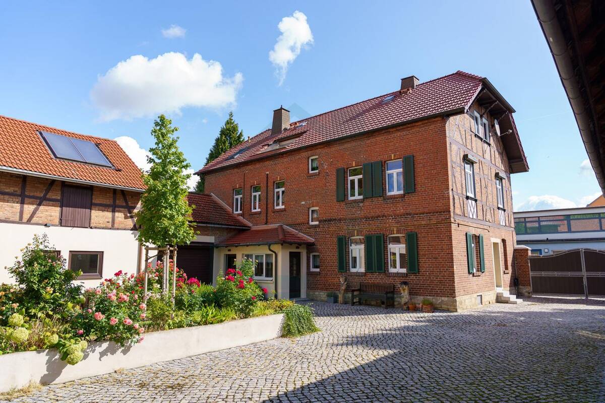 Raum für Familie und Hobbys: Saniertes Anwesen mit Großscheune und Pool – 99098 Erfurt – Bild 1 von 9