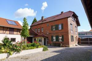 Raum für Familie und Hobbys: Saniertes Anwesen mit Großscheune und Pool