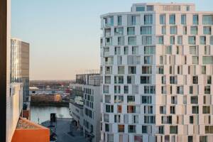 Design trifft Hafenflair: Exklusives Apartment mit Sonnenbalkon und Hafenblick