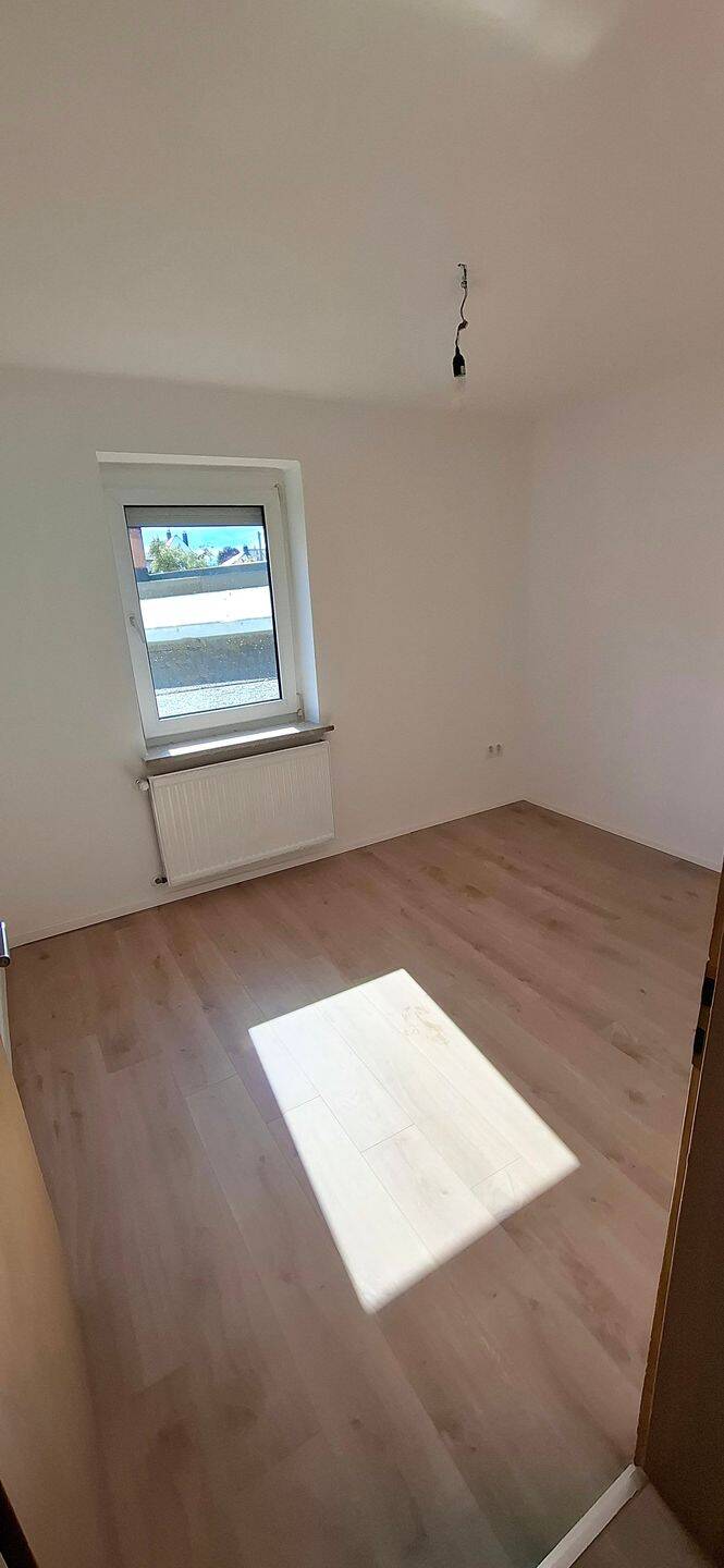 Helle 3-Zimmer-Erdgeschosswohnung mit Einbauküche und Gartenmitbenutzung in Ingolstadt – Ingolstadt – Vorschaubild 3