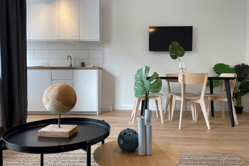 Hochwertig sanierte & möblierte Wohnung mit Balkon - fußläufig in die Innenstadt – Düsseldorf – Bild 1 von 9