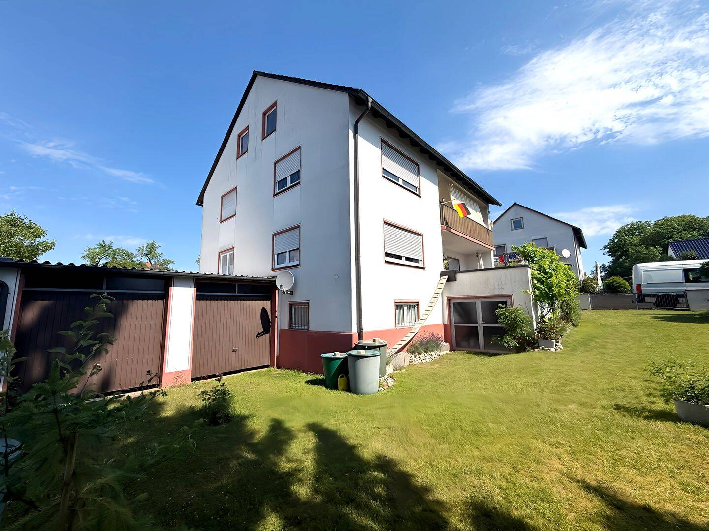 Zweifamilienhaus mit 2 Garagen, Garten & Ausbaupotenzial im Dachgeschoss – Windsbach – Bild 1 von 9