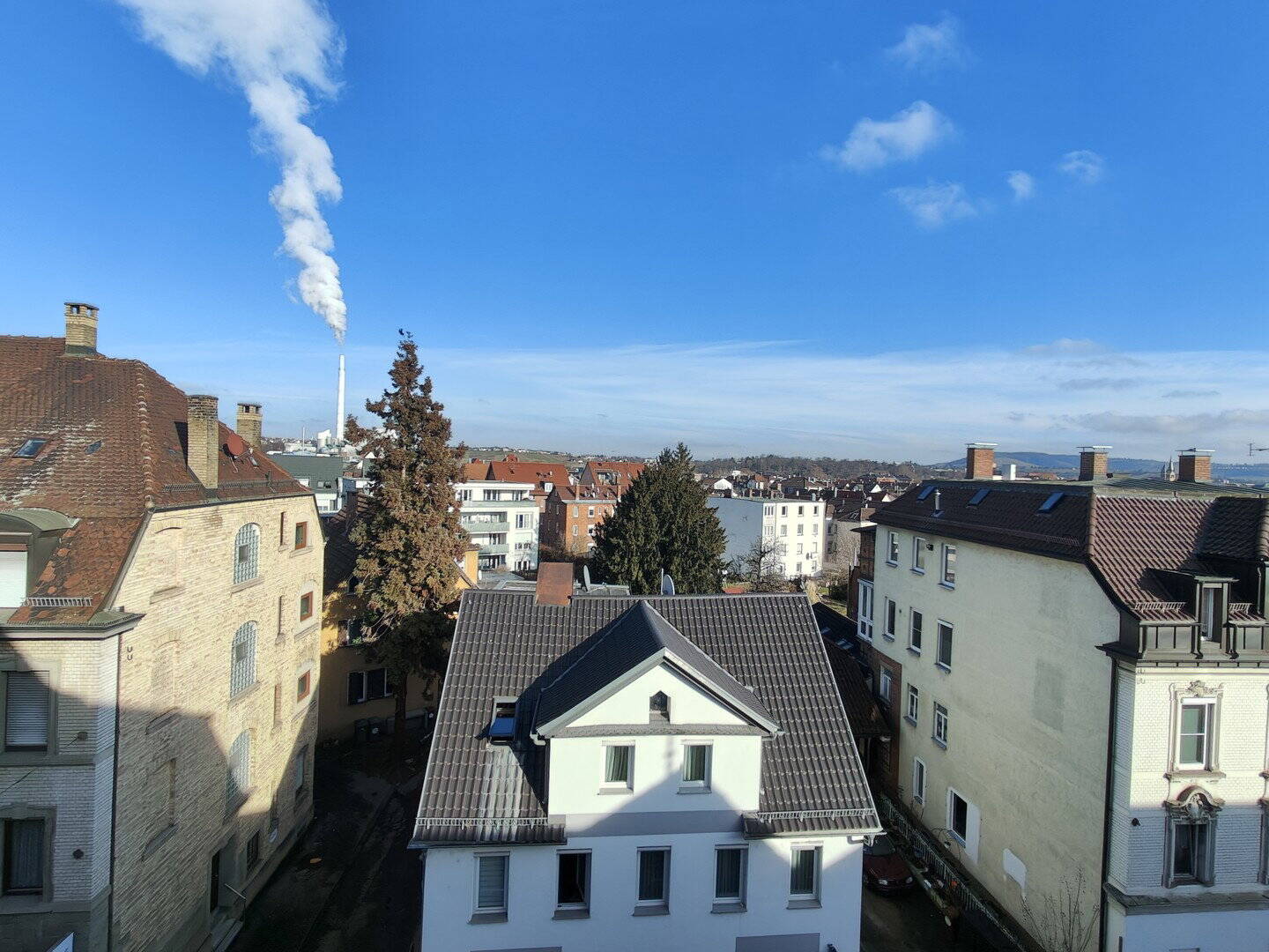 Lichtdurchflutete 3-Zimmer-Dachgeschosswohnung mit traumhaftem Ausblick - Erstbezug nach hochwertige