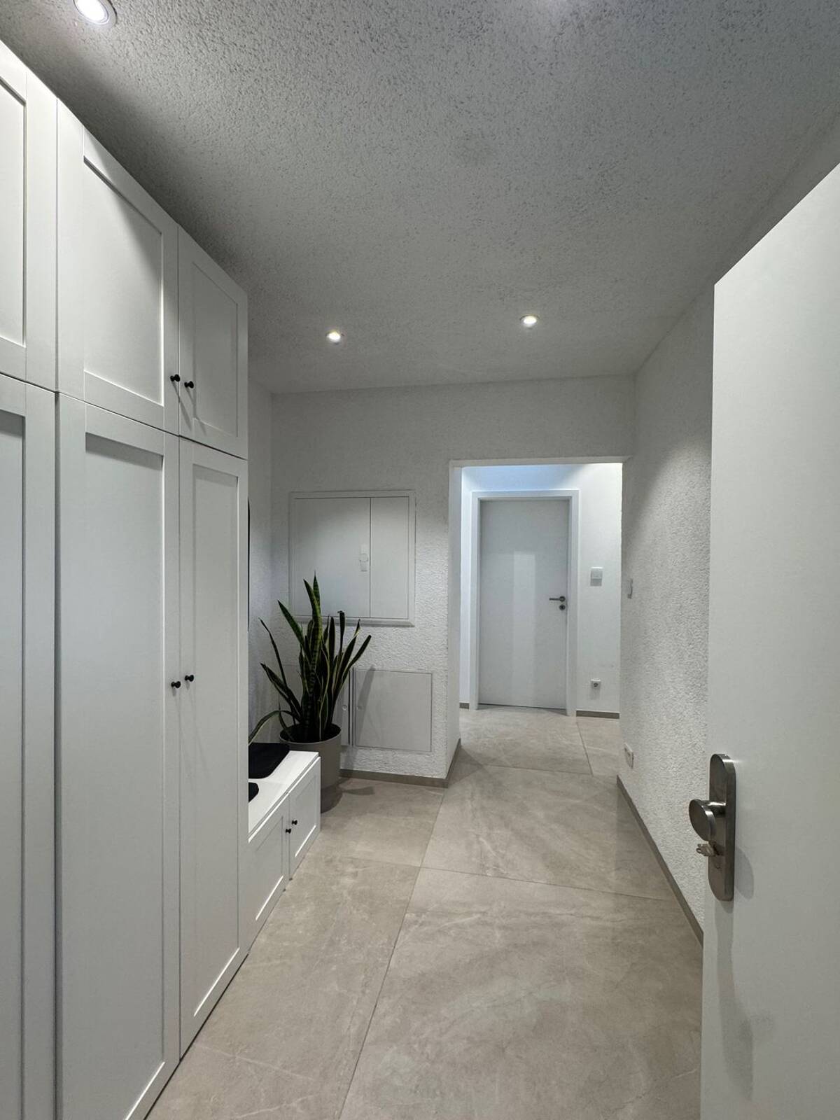 Möbilierte 110qm Dachgeschosswohnung ( max Mietdauer 12 Monate ) – 65191 Wiesbaden – Bild 1 von 8