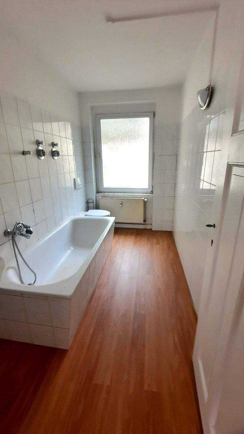 Frisch renoviert! Traumhafte 4-Raumwohnung mit Balkon, nähe Uniklinik – Magdeburg – Vorschaubild 2