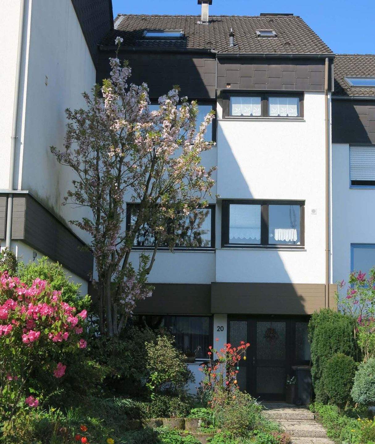 Außergewöhnlich gestaltetes Einfamilienhaus mit Einliegerappartement – Velbert – Bild 1 von 8