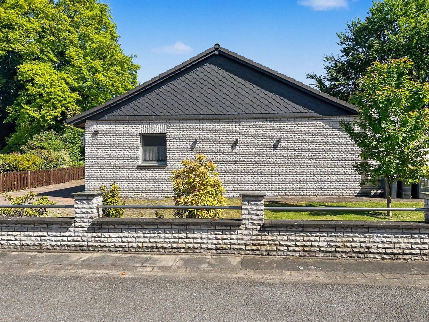 Großzügiger Bungalow mit Kamin und Garten in Duisburg-Walsum