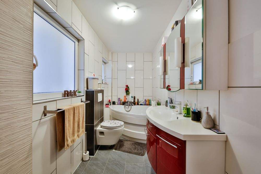 Versteckte Perle! Neuwertige und TOP-ausgestattete 3-Zimmer-Wohnung in zentrumsnaher Lage! – Pforzheim – Vorschaubild 4