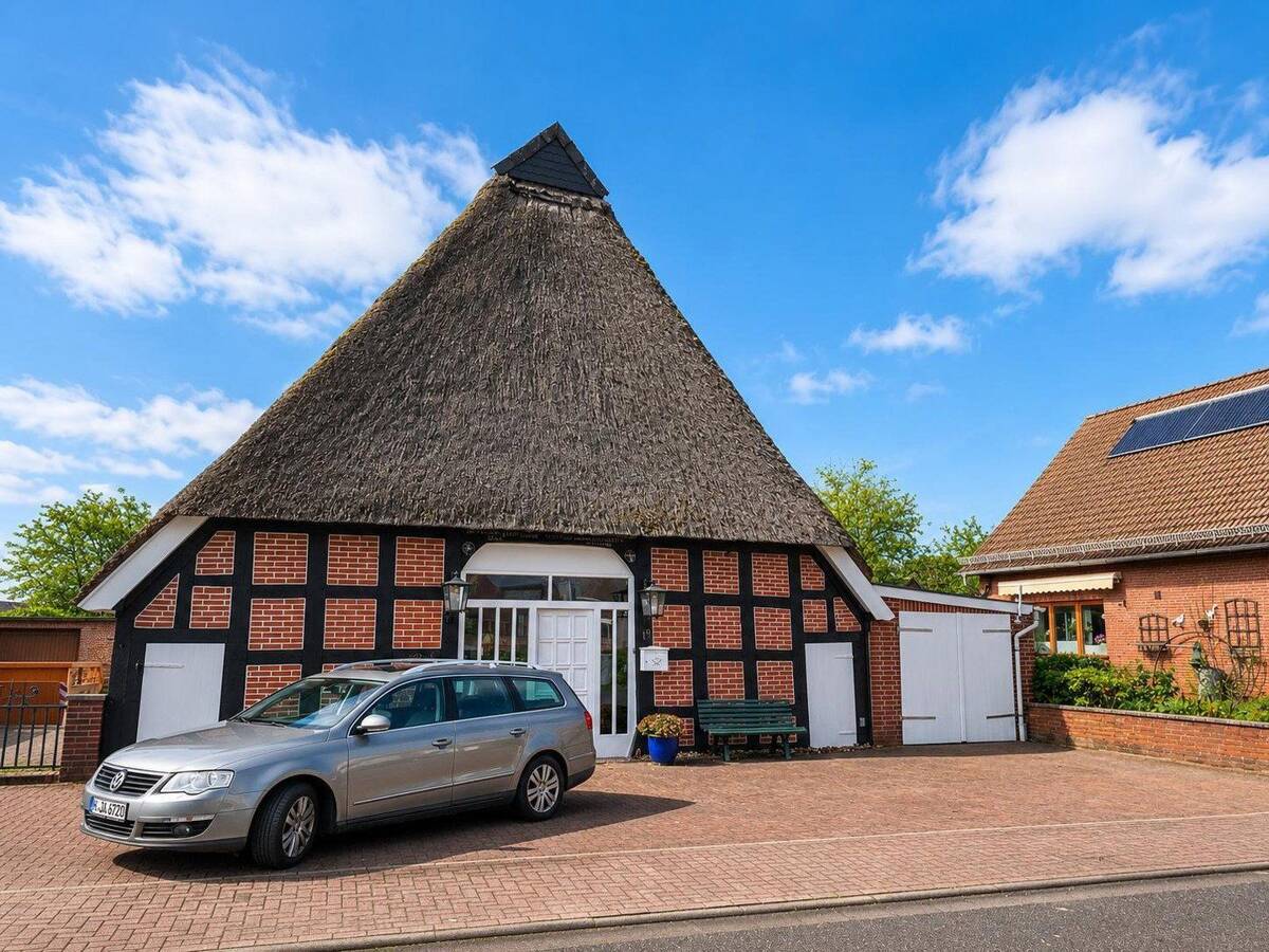 Wunderschönes Fachwerkhaus mit Reetdach in bester Lage Thedinghausens – 27321 Thedinghausen – Bild 1 von 9