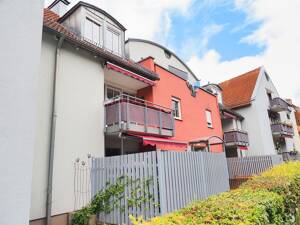 Sonnige, große 3-Zimmer-DG-Wohnung mit riesigem Wohn-/Esszimmer in ruhiger, gepflegter, kleiner Anlage mit Balkon und Gemeinschaftsgarten ab sofort – 90766 Fürth – Vorschaubild 2